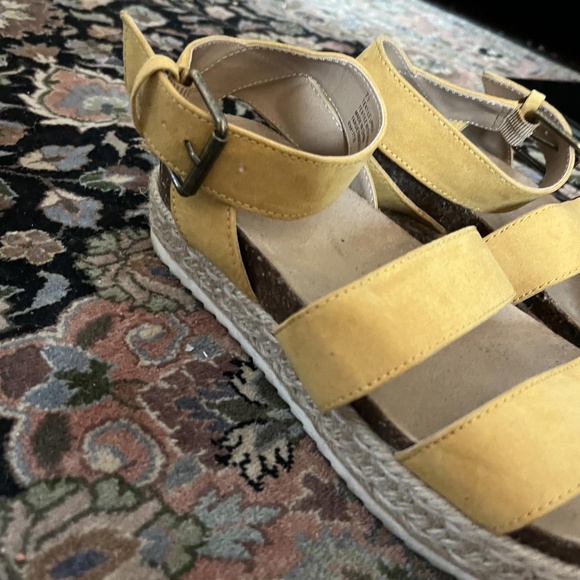 Universal Thread‎ Yellow Strappy Sandals Ankle Strap Buckle Closure 7.5 - Picture 3 of 6